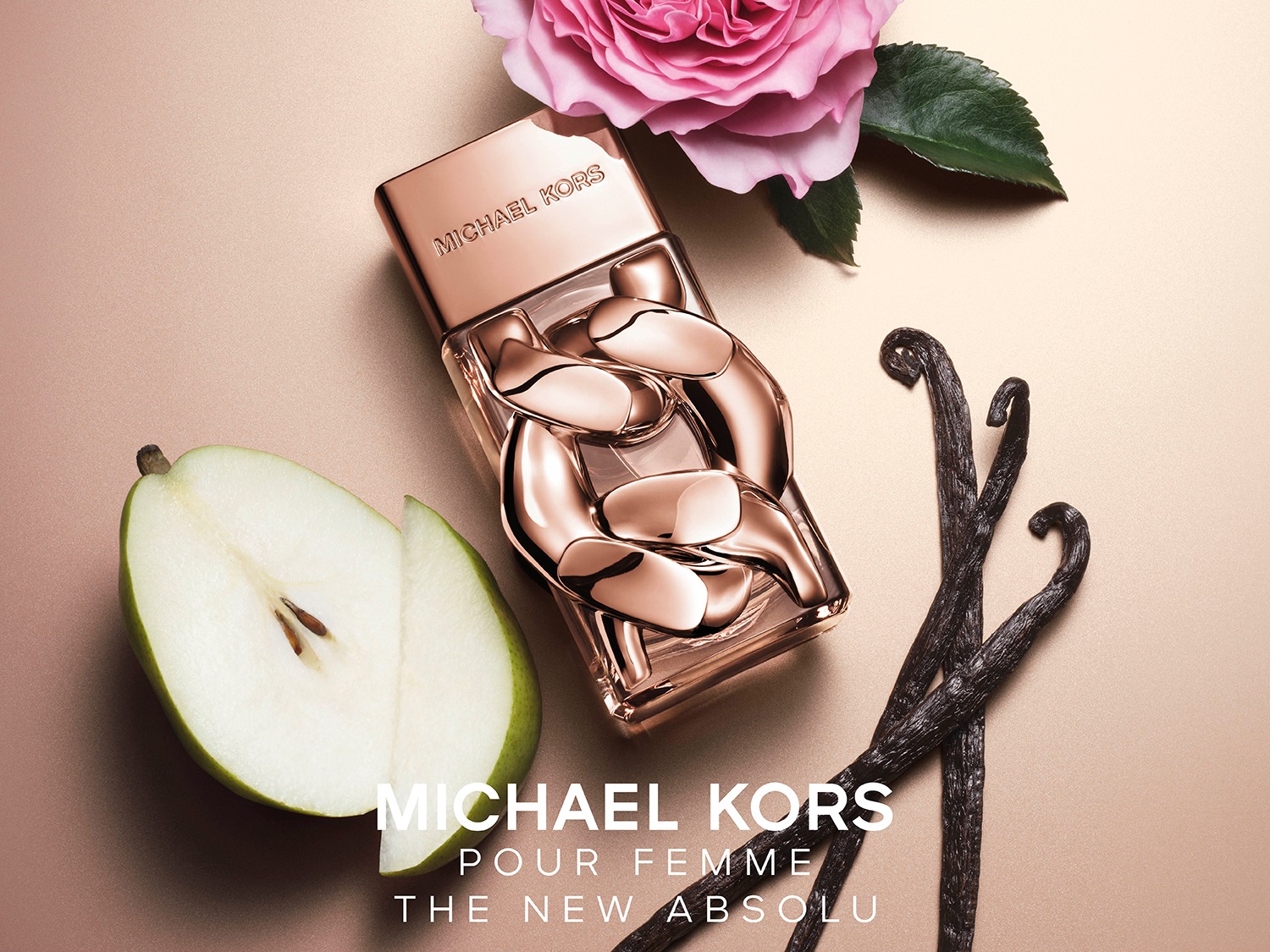 Découvrez le parfum Michael Kors Pour Femme The New Absolu, présenté dans un flacon élégant couleur or rose, accompagné d'une poire coupée, de gousses de vanille et d'une rose rose, évoquant une fragrance fruitée et florale.