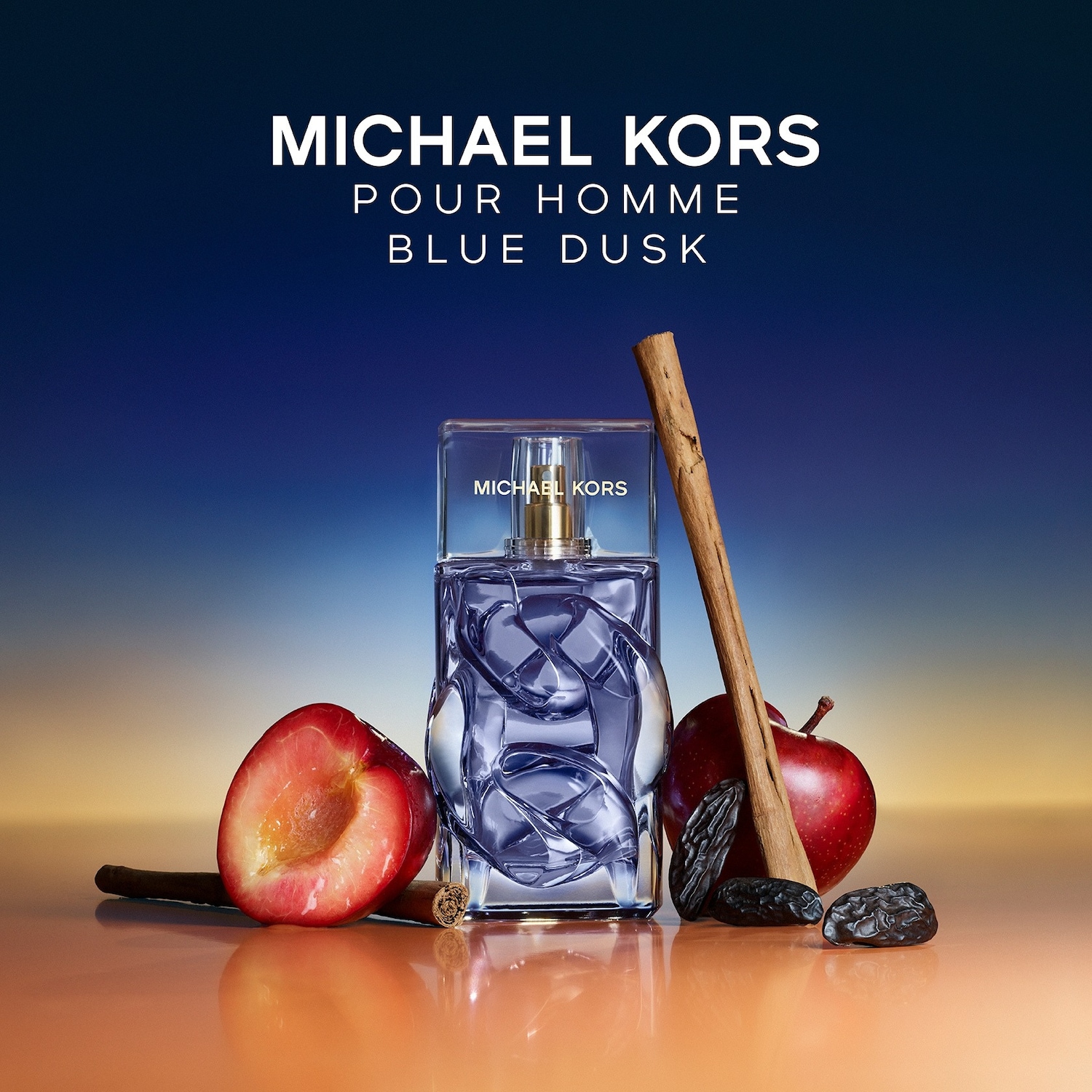 Le parfum Michael Kors Pour Homme Blue Dusk est présenté dans un flacon en verre transparent avec un liquide bleu-violet, accompagné d'une prune coupée, d'une pomme rouge, de bâtons de cannelle et de raisins secs, sur un fond dégradé de bleu et d'orange.