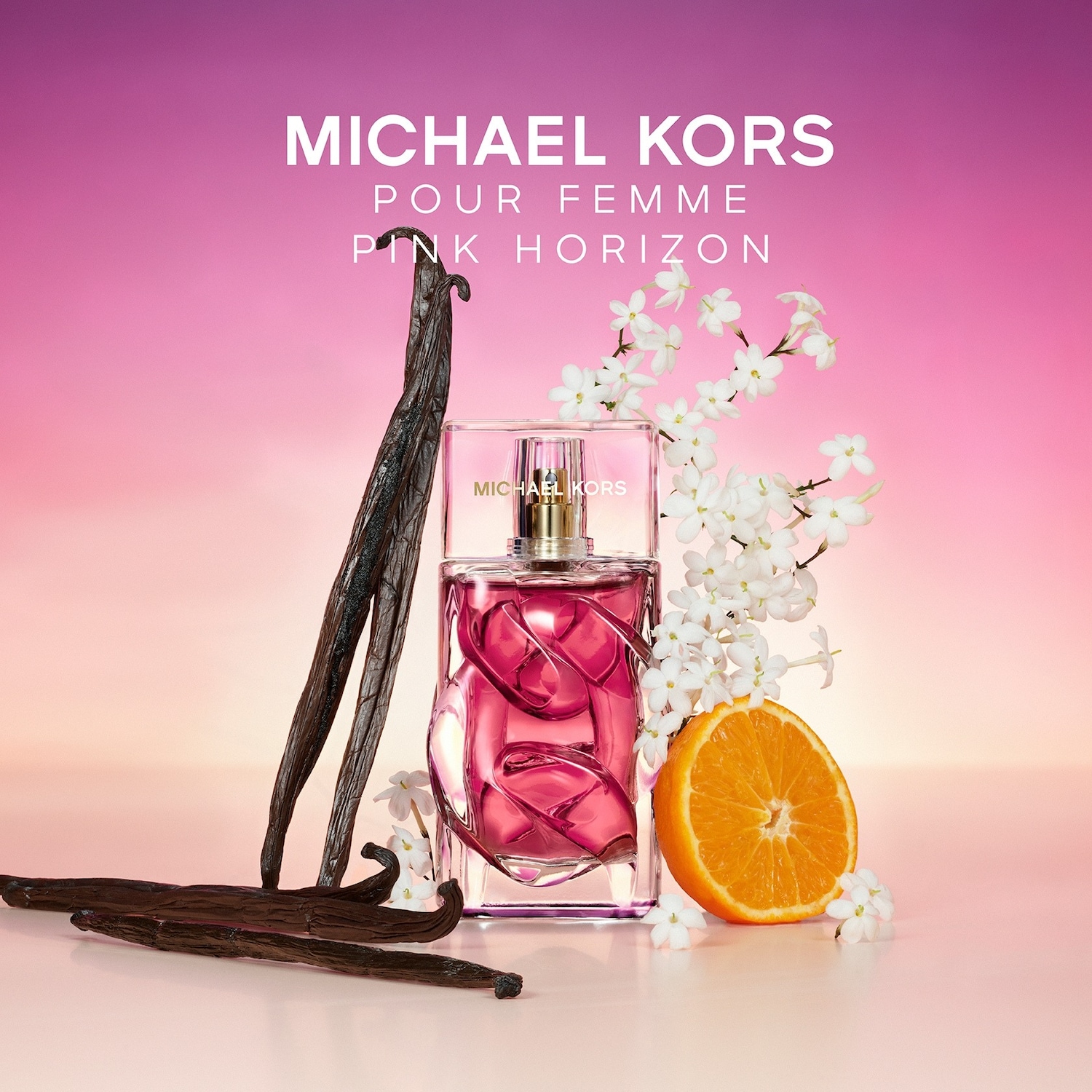 Le parfum Michael Kors Pour Femme Pink Horizon est présenté dans un flacon rectangulaire en verre transparent avec un liquide rose, orné de motifs floraux blancs, de gousses de vanille et d'une demi-orange sur un fond dégradé rose et orange.