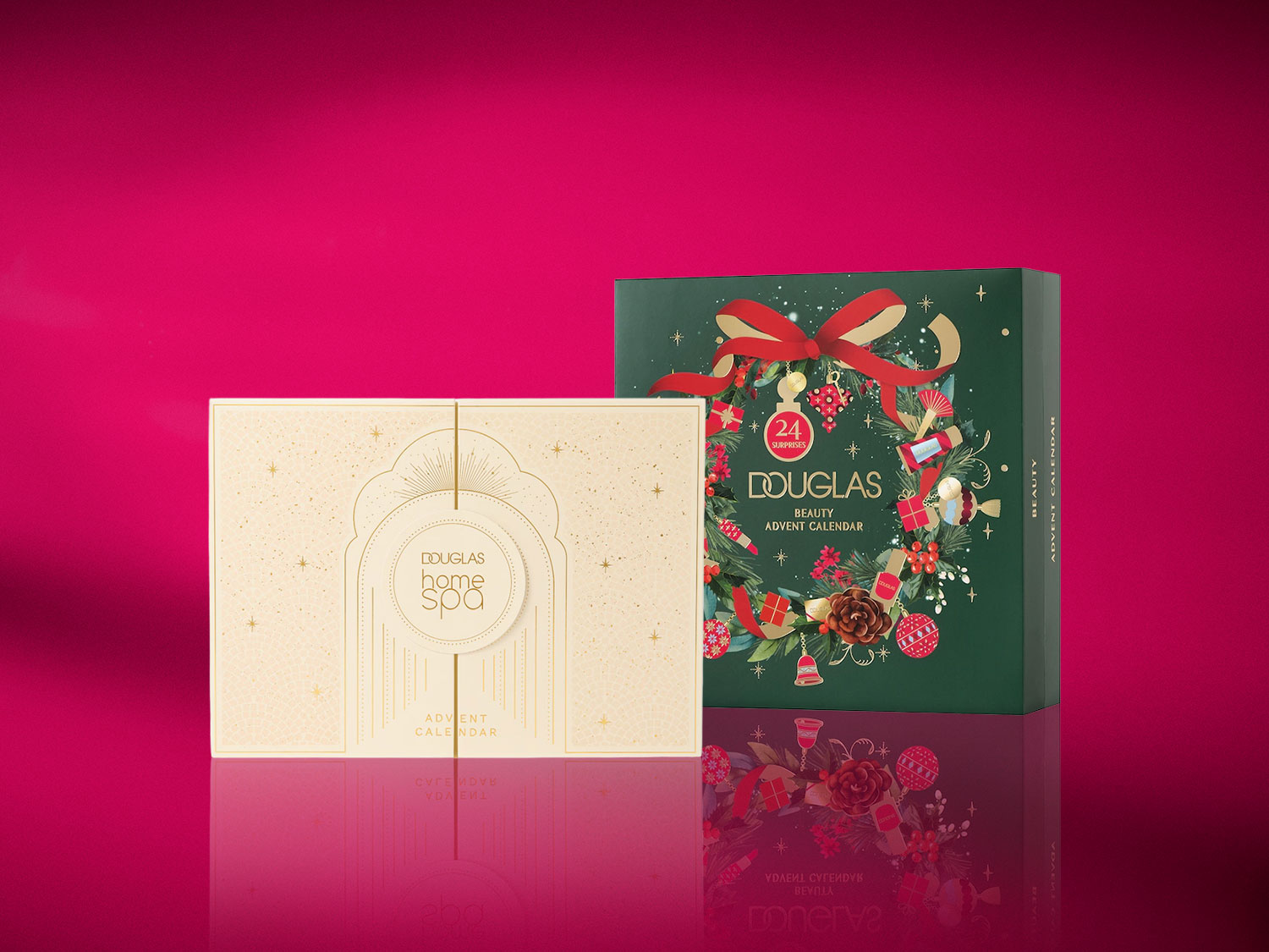 Zwei Douglas Adventskalender stehen vor einem leuchtend magentafarbenen Hintergrund, der Douglas Home Spa Adventskalender in Creme und Gold und der Douglas Beauty Adventskalender in Dunkelgrün mit festlichem Kranzdesign.