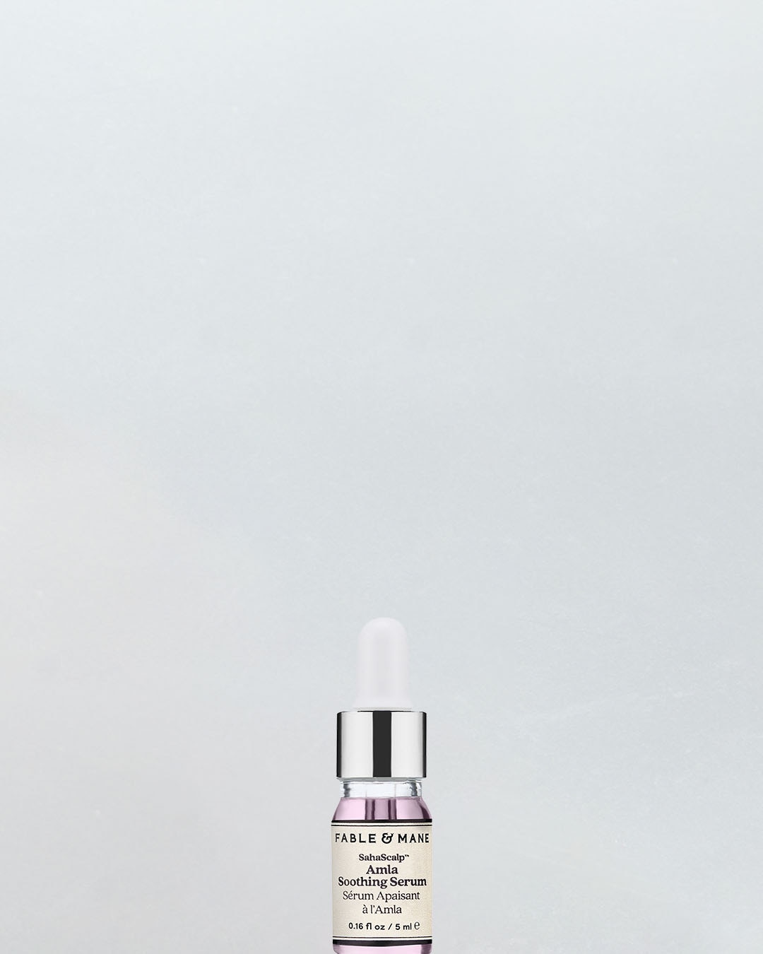 Fable & Mane SahaScalp Amla Soothing Serum to fioletowe serum w małej buteleczce z pipetą, które łagodzi skórę głowy, o pojemności 5 ml.