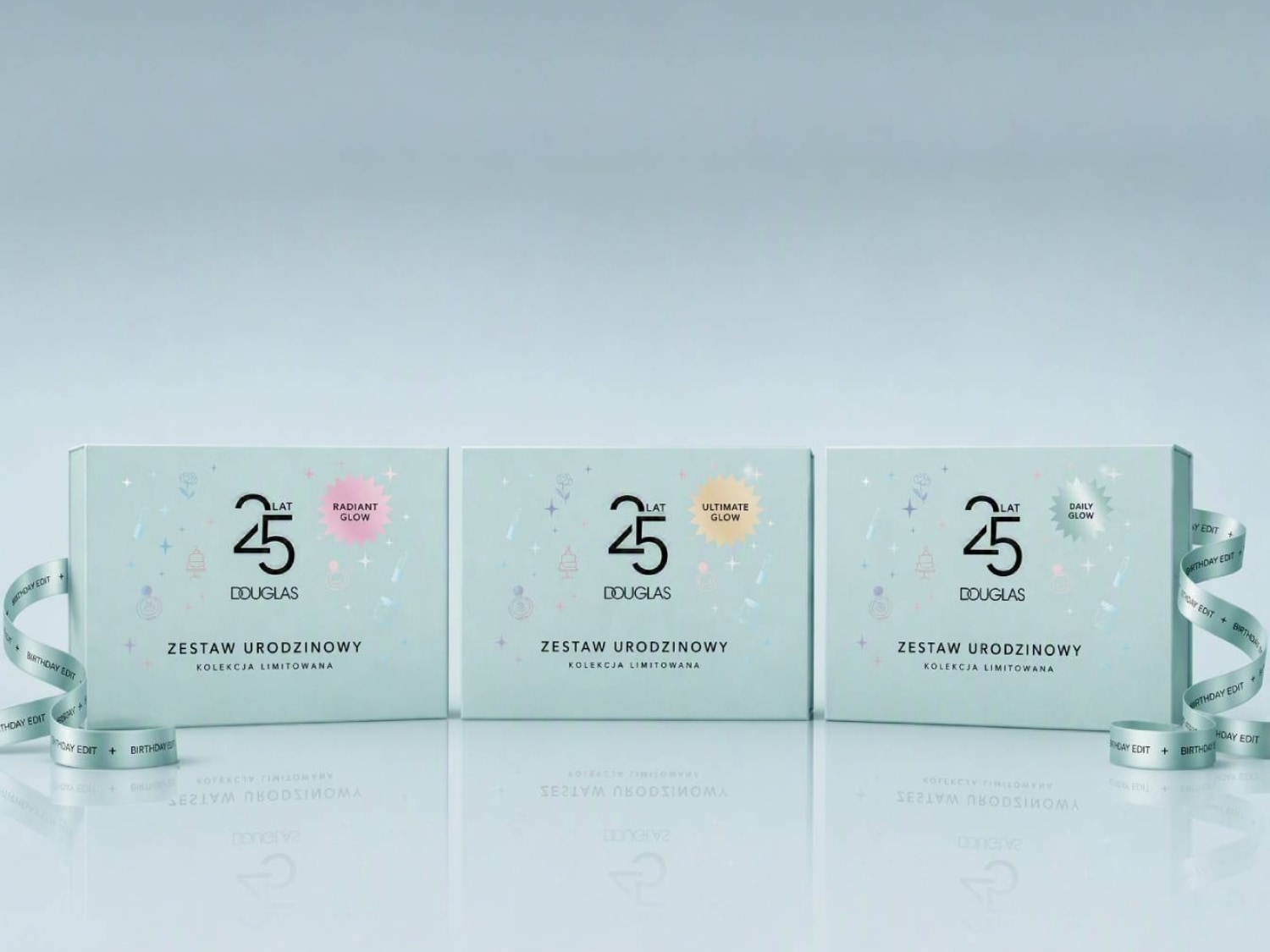 Trzy jasnozielone pudełka z napisem 25 LAT DOUGLAS ZESTAW URODZINOWY KOLEKCJA LIMITOWANA i różnymi wariantami blasku: Radiant Glow, Ultimate Glow i Daily Glow, przewiązane białą wstążką z napisem BIRTHDAY EDIT.