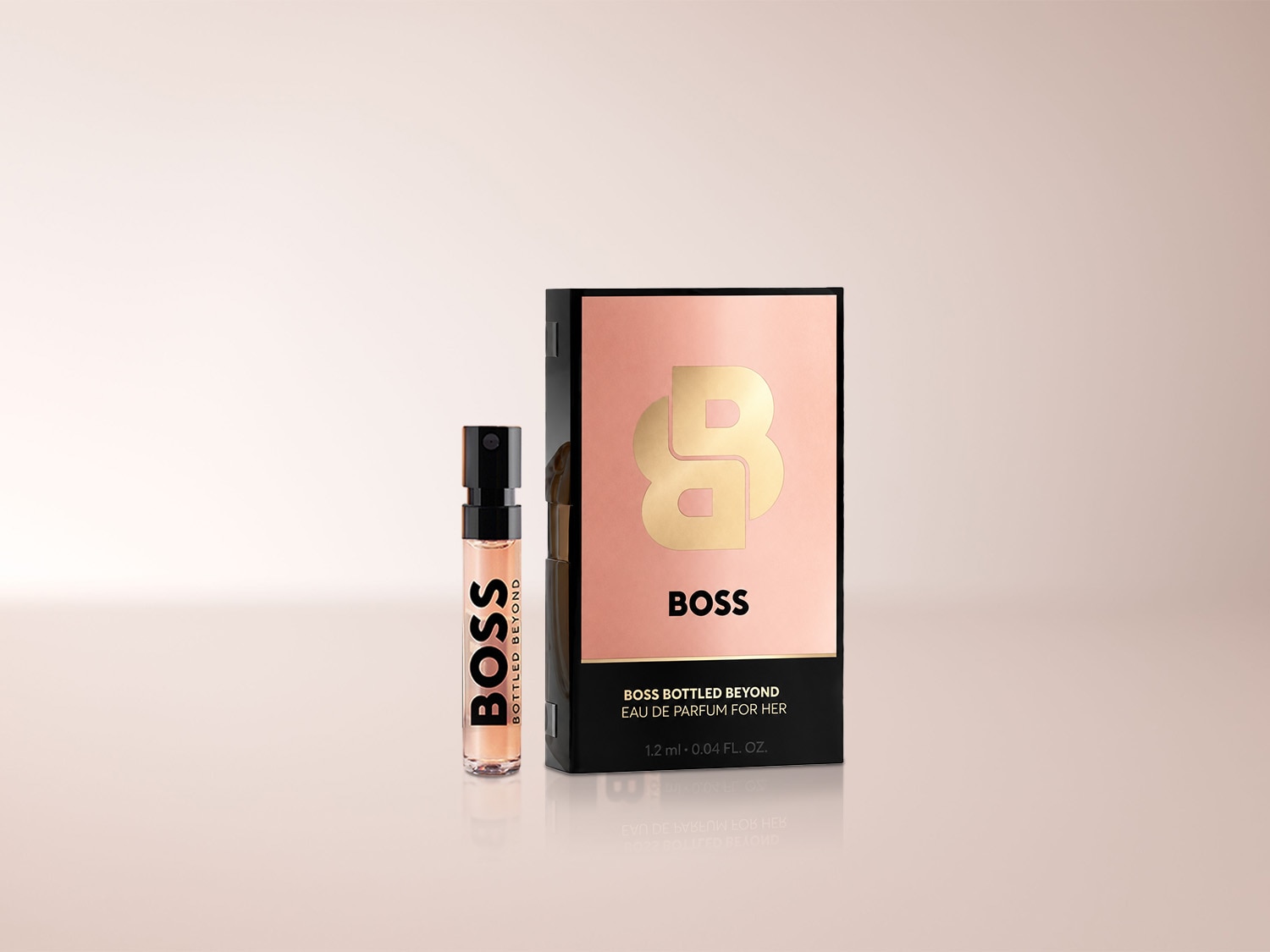 Das BOSS Bottled Beyond Eau de Parfum für Damen ist in einer eleganten schwarzen Verpackung mit roségoldenem Akzent und einem goldenen „B“-Logo erhältlich, begleitet von einem kleinen, transparenten Sprühfläschchen mit dem Duft.