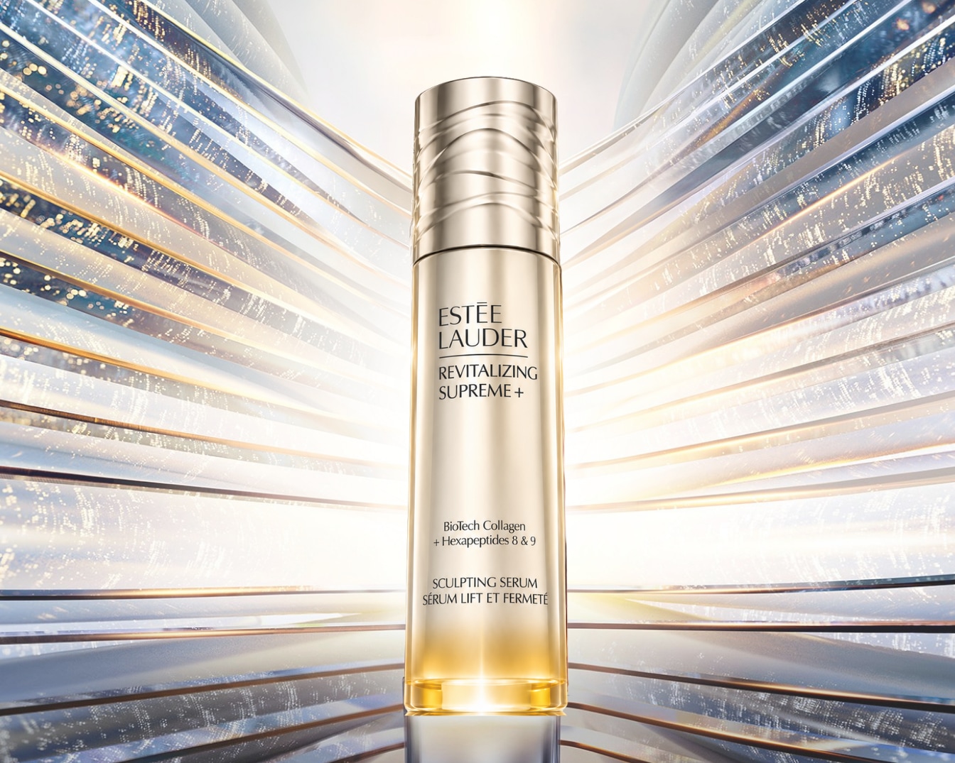 Das Estée Lauder Revitalizing Supreme+ Sculpting Serum in einem eleganten goldfarbenen Flakon mit silbernem Verschluss, angereichert mit BioTech Collagen und Hexapeptiden 8 & 9, für straffere Haut.