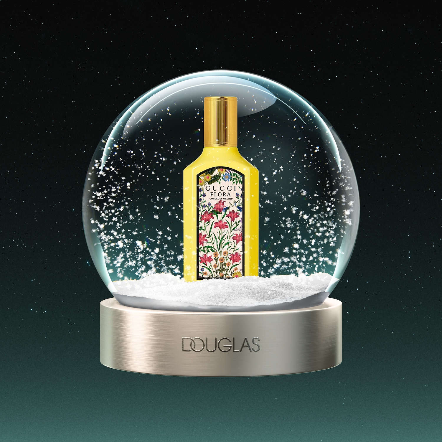 Een Gucci Flora Gorgeous Orchid parfumflesje in een sneeuwbol met de tekst "DOUGLAS" op de zilverkleurige voet, tegen een donkergroene achtergrond met sterren.