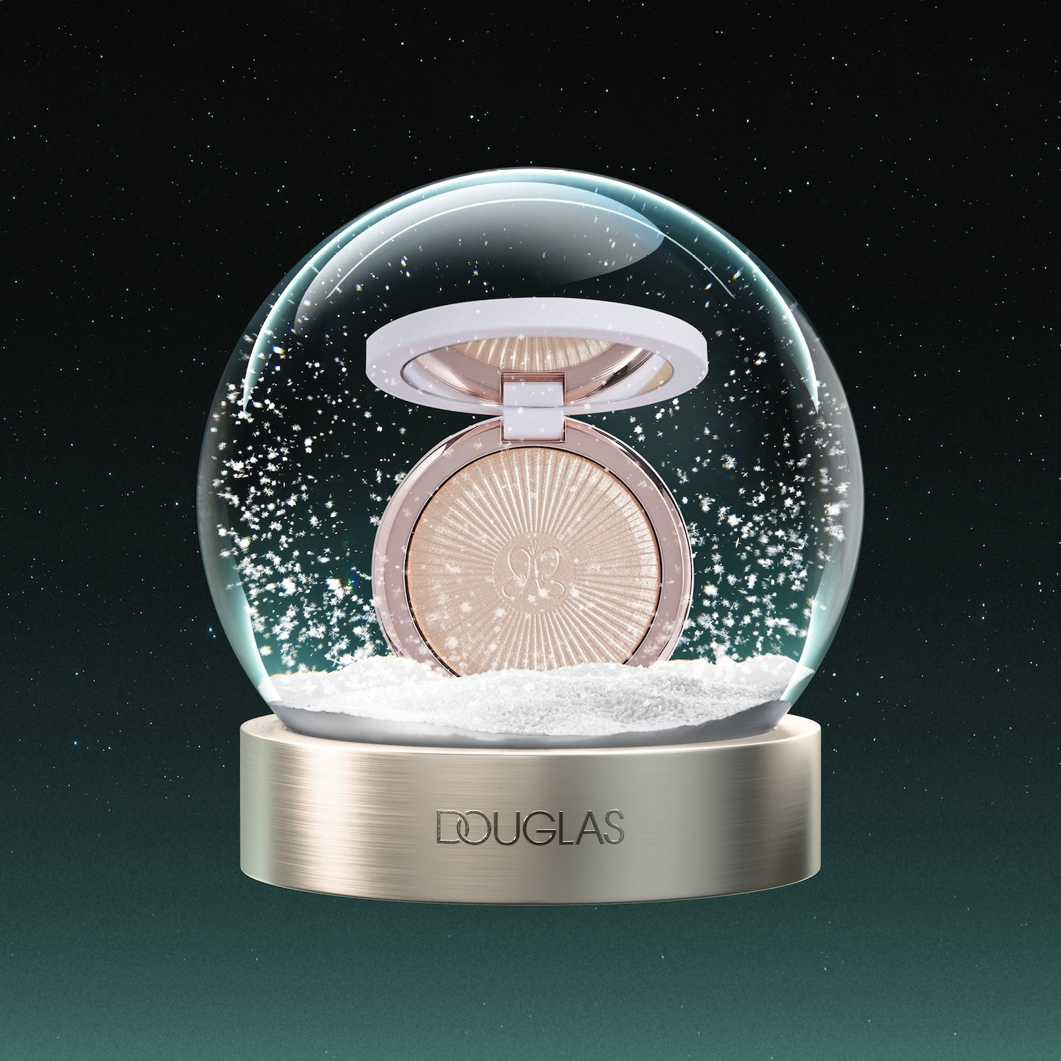 Een Douglas highlighter in een roségouden compactdoosje met spiegel, geplaatst in een glazen sneeuwbol met witte sneeuwvlokken en een gouden voetstuk, tegen een donkergroene achtergrond met sterren.