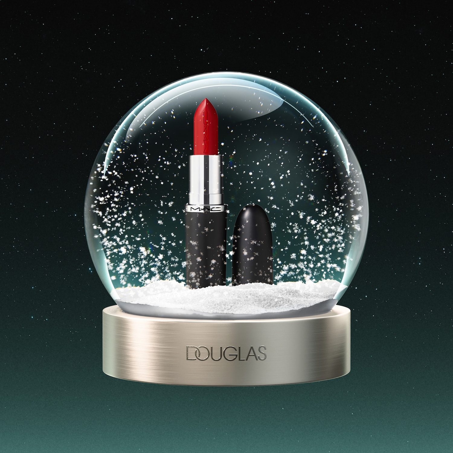 Een rode MAC lippenstift in een sneeuwbol met de tekst "DOUGLAS" op de gouden voet, omringd door een donkergroene achtergrond met sterren.