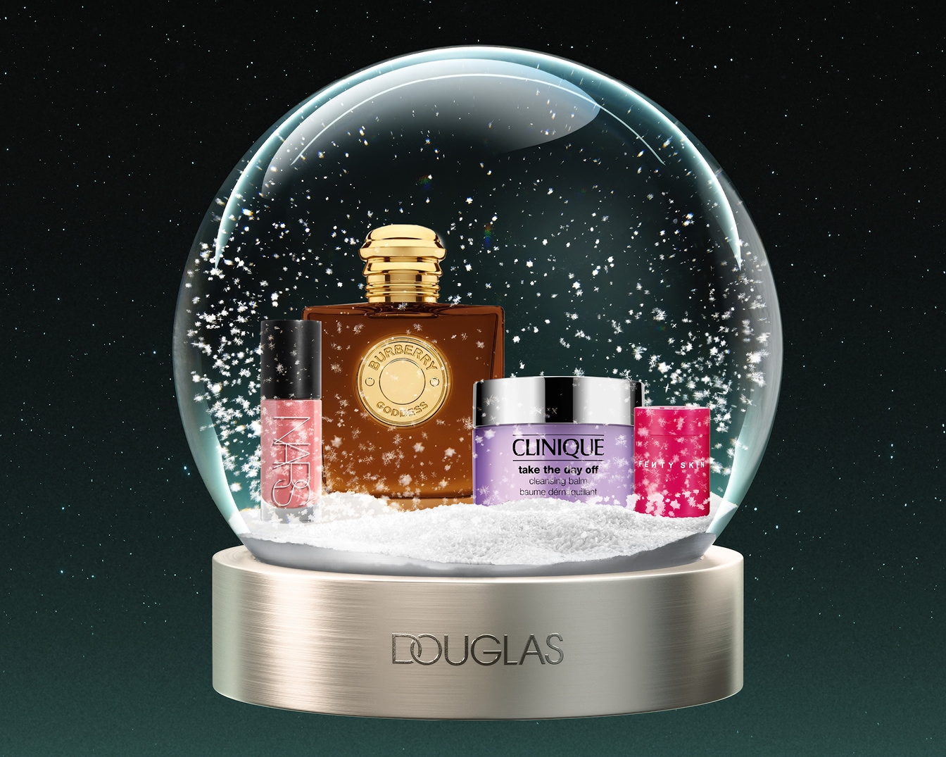 Een glazen sneeuwbol met daarin een bruine Burberry Goddess parfumfles, een roze NARS lipgloss, een paarse Clinique Take The Day Off reinigingsbalsem en een roze Fenty Skin product, allemaal omringd door witte sneeuwvlokken en staand op een gouden voet met het Douglas-logo.