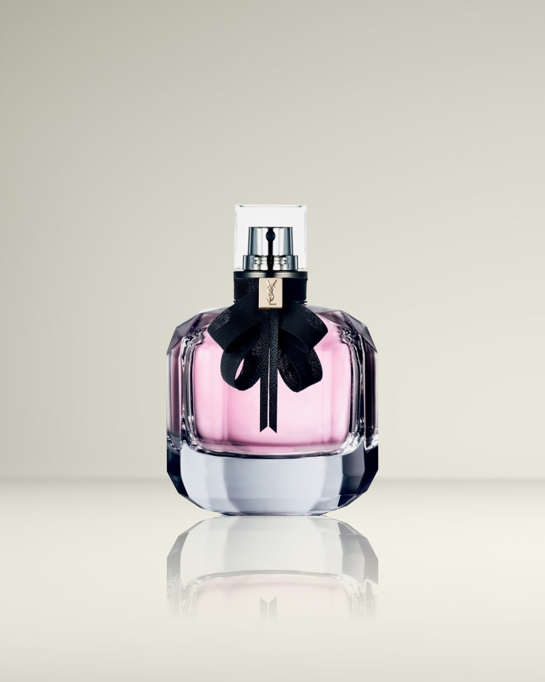 De Mon Paris Eau de Parfum van Yves Saint Laurent is een roze parfum in een veelzijdige glazen fles met een zwarte strik en een gouden YSL-logo.