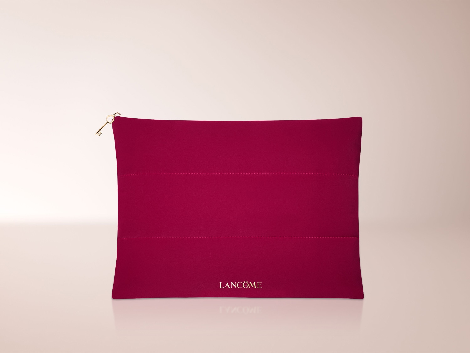 Die Lancôme Kosmetiktasche in leuchtendem Pink mit goldenem Reißverschluss und Schlüsselanhänger ist ein stilvolles Accessoire für Ihre Beauty-Produkte.