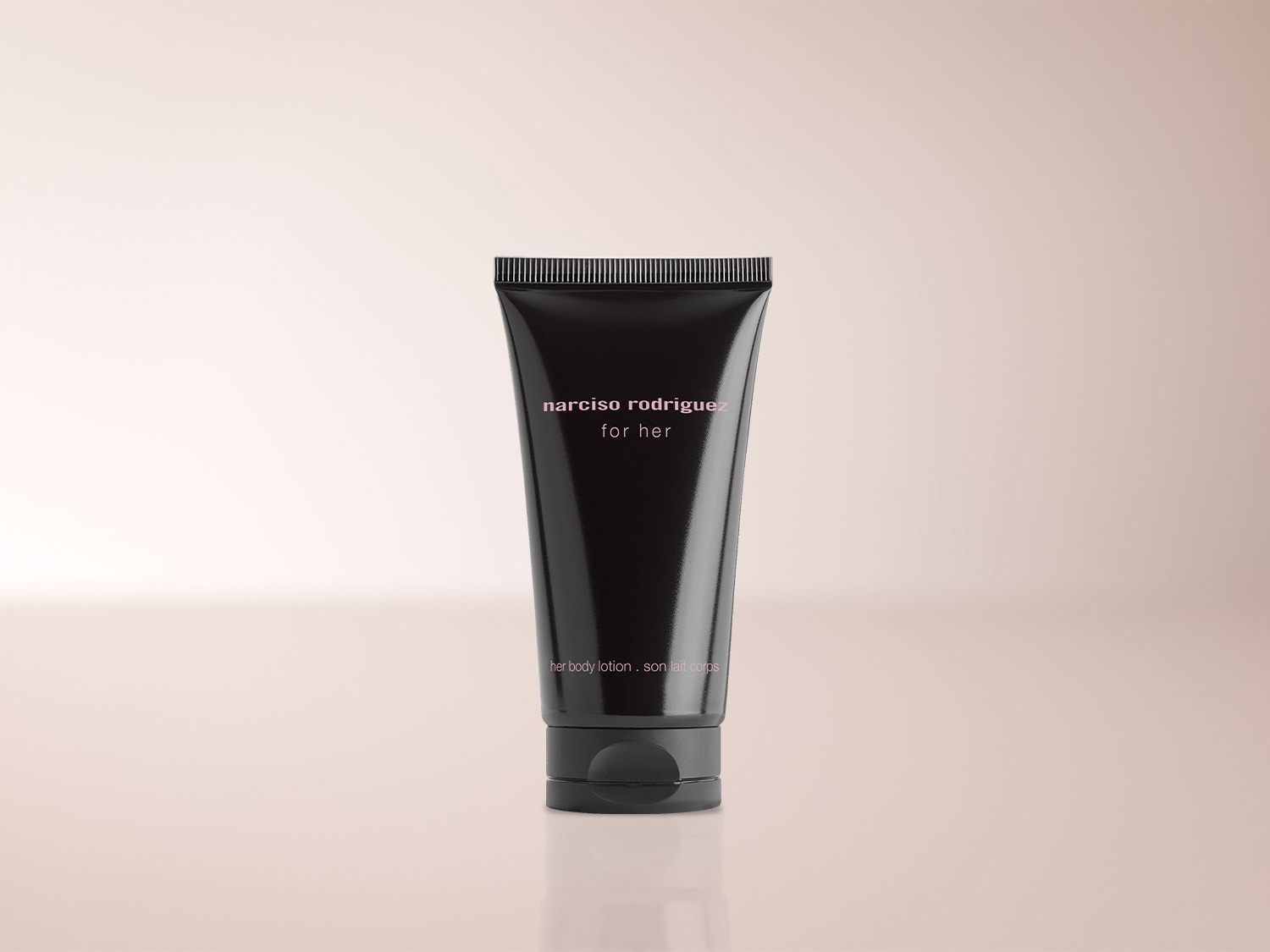 Die schwarze Tube von Narciso Rodriguez "for her" Körperlotion mit rosafarbener Schrift und schwarzem Klappverschluss steht auf einem hellbeigen Hintergrund.