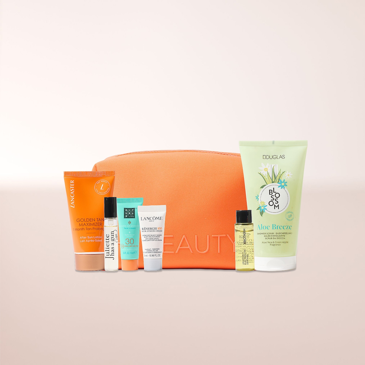 Ein orangefarbenes Kosmetiketui mit der Aufschrift „BEAUTY“ ist von verschiedenen Hautpflege- und Schönheitsprodukten umgeben, darunter eine goldene Tube Lancaster Golden Tan Maximizer After Sun Lotion, ein kleines schwarzes Fläschchen Juliette Has a Gun Parfum, eine blaue Tube Rituals The Ritual of Karma Face Cream SPF 30, eine weiße Tube Lancôme Rénergie H.P.N. UV-Mune Cream, ein kleines Fläschchen Biotherm Life Plankton Elixir und eine hellgrüne Tube Douglas Collection Blossom Aloe Breeze Shower Scrub.
