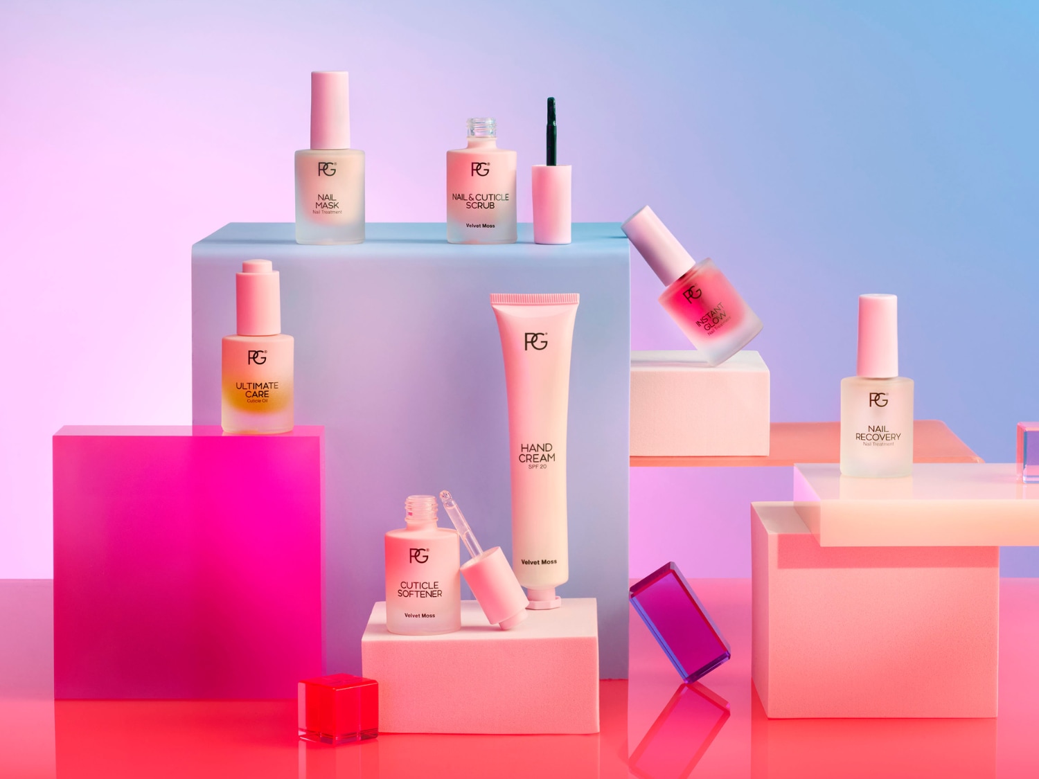 Découvrez la gamme complète de soins des ongles PG, comprenant un masque pour les ongles, un gommage pour les ongles et les cuticules, une huile pour cuticules, une crème pour les mains, un adoucissant pour cuticules, un vernis à ongles éclat instantané et un traitement de récupération des ongles, tous présentés dans des emballages élégants et minimalistes sur des blocs colorés.