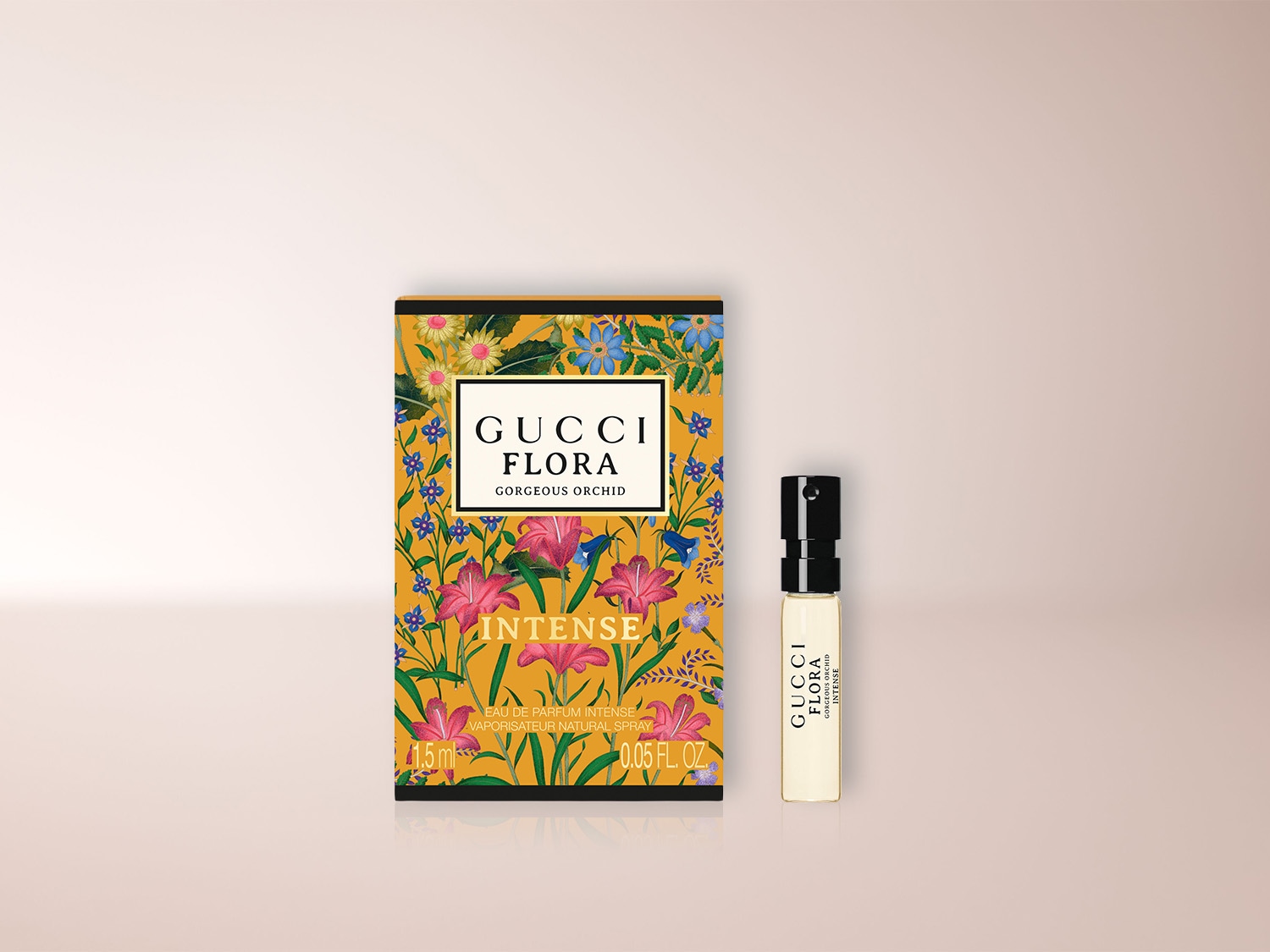 Die Duftprobe Gucci Flora Gorgeous Orchid Eau de Parfum Intense präsentiert sich im gelben, floral bedruckten Probenkarton neben dem passenden 1,5-ml-Präsentationsvial mit schwarzem Sprühkopf.