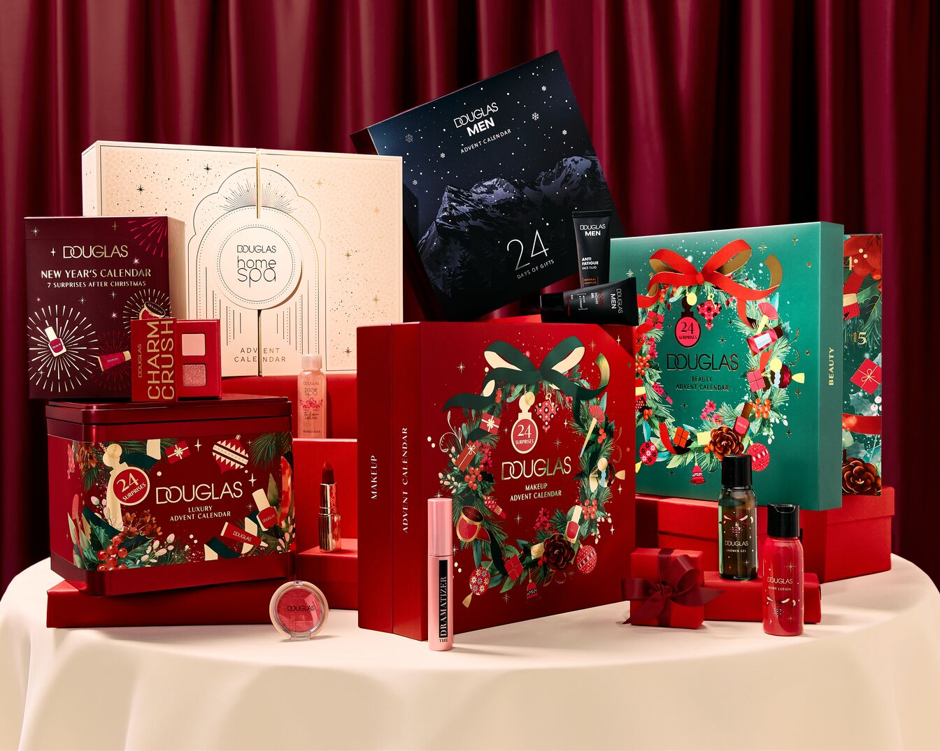 Découvrez une sélection de calendriers de l'Avent Douglas, incluant le calendrier "New Year's" rouge et or, le calendrier "Home Spa" blanc et or, et le calendrier "Charm Crush" rouge, chacun promettant des surprises festives.