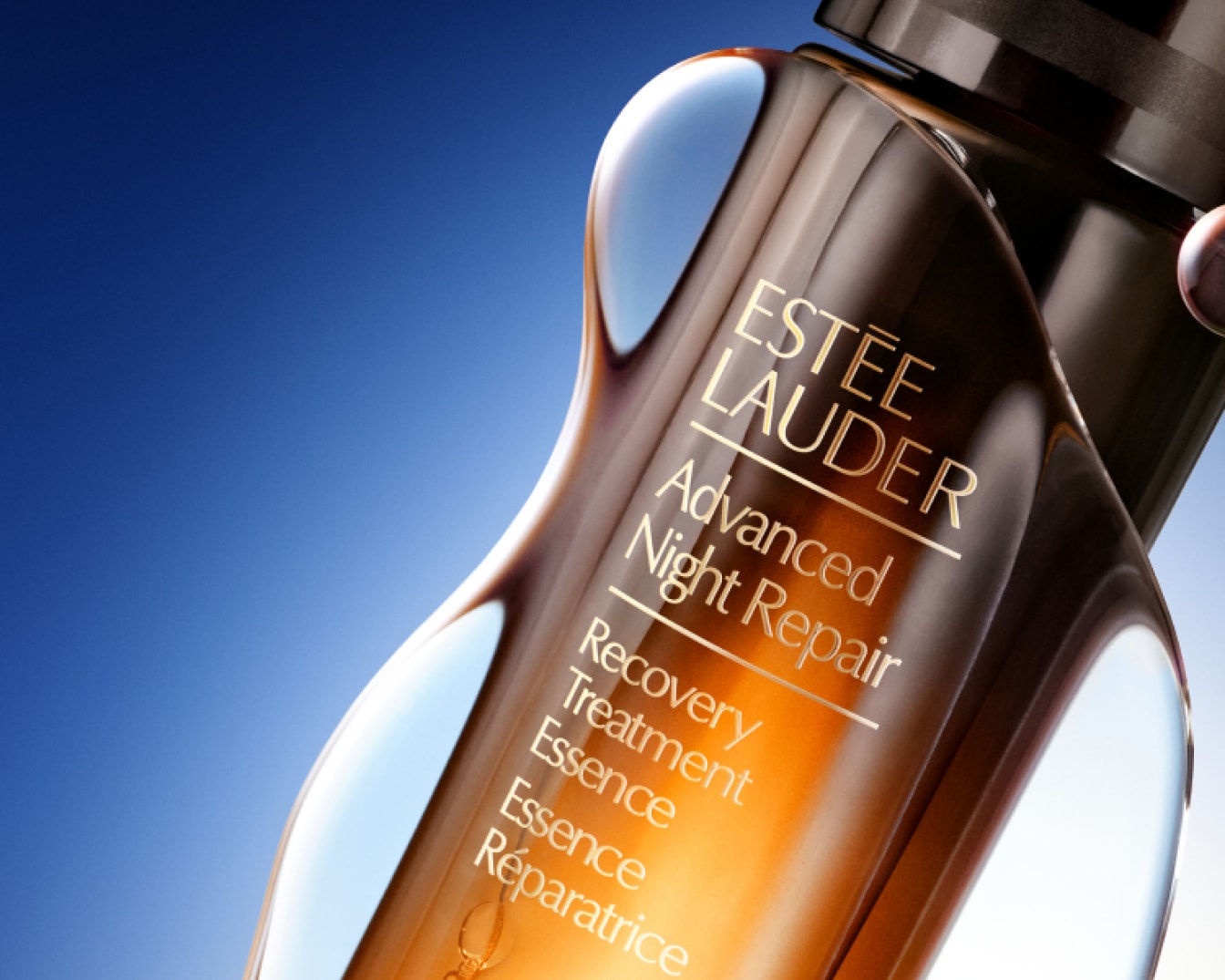 Le sérum Estée Lauder Advanced Night Repair, présenté dans une bouteille en verre ambré avec un bouchon noir, est un traitement de nuit essentiel pour la récupération et l'éclat de la peau.