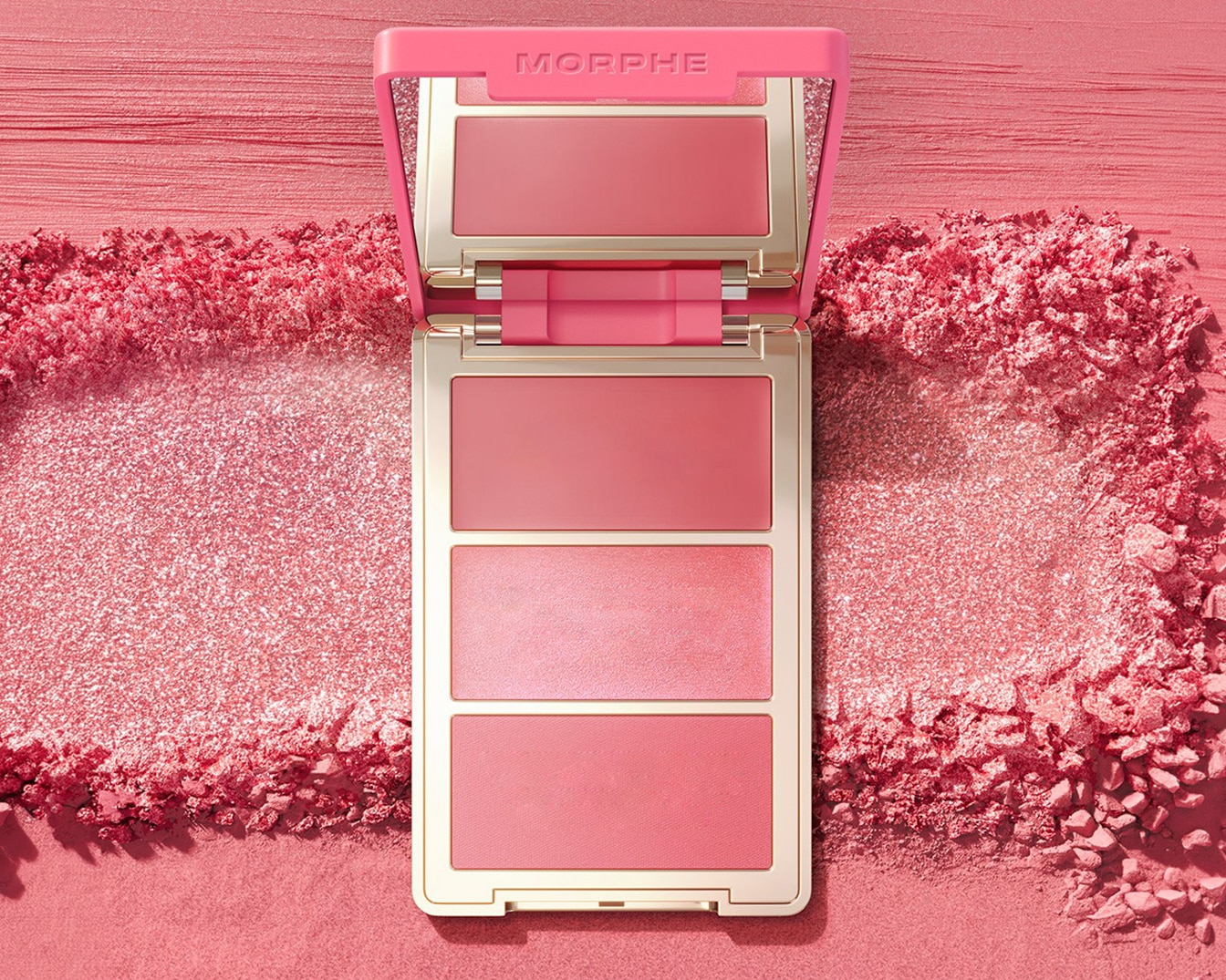 Palette de fard à joues rose vif Morphe ouverte, reposant sur une poudre scintillante assortie, parfaite pour sculpter et illuminer le teint.