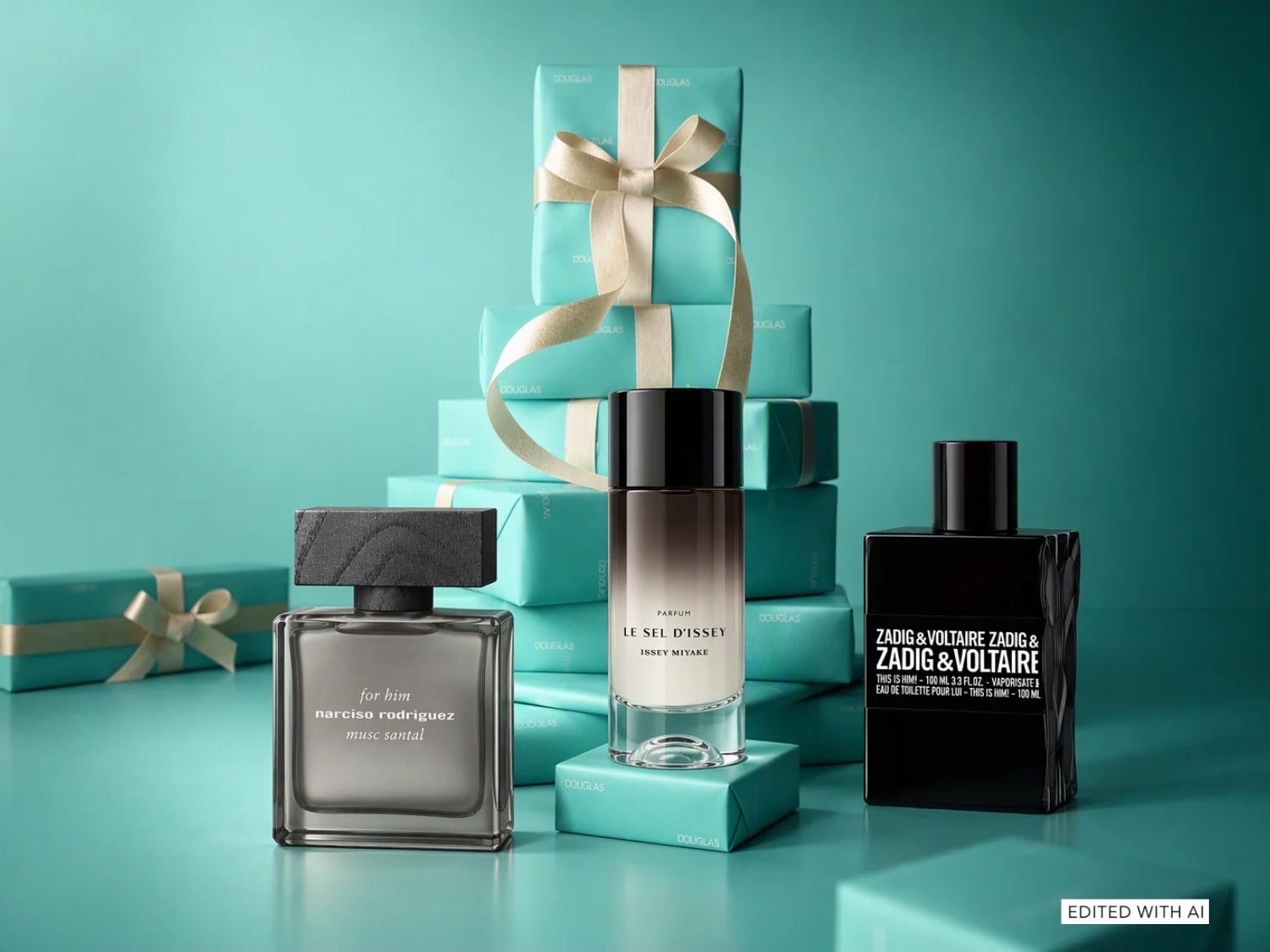 Tre eleganti flaconi di profumo maschile sono disposti davanti a una torre di pacchi regalo turchesi legati con nastri beige, creando una perfetta atmosfera festiva.