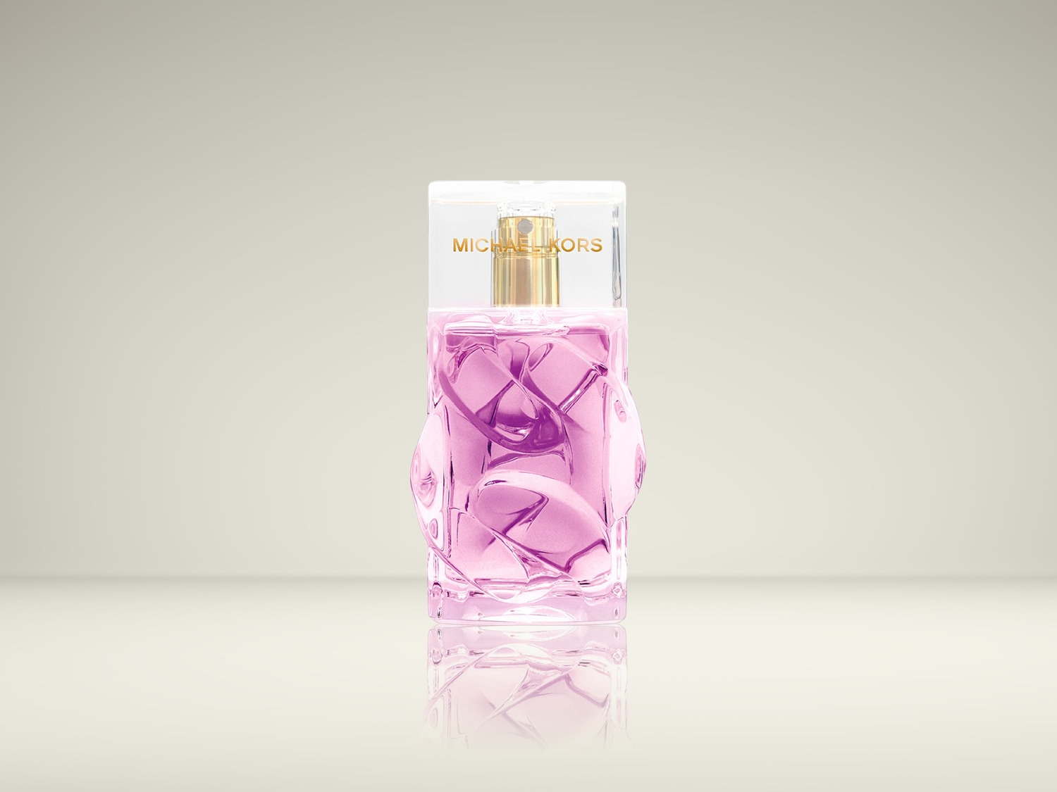 Een Michael Kors parfumflesje met roze vloeistof en een gouden dop, staand op een reflecterend oppervlak tegen een lichte achtergrond.