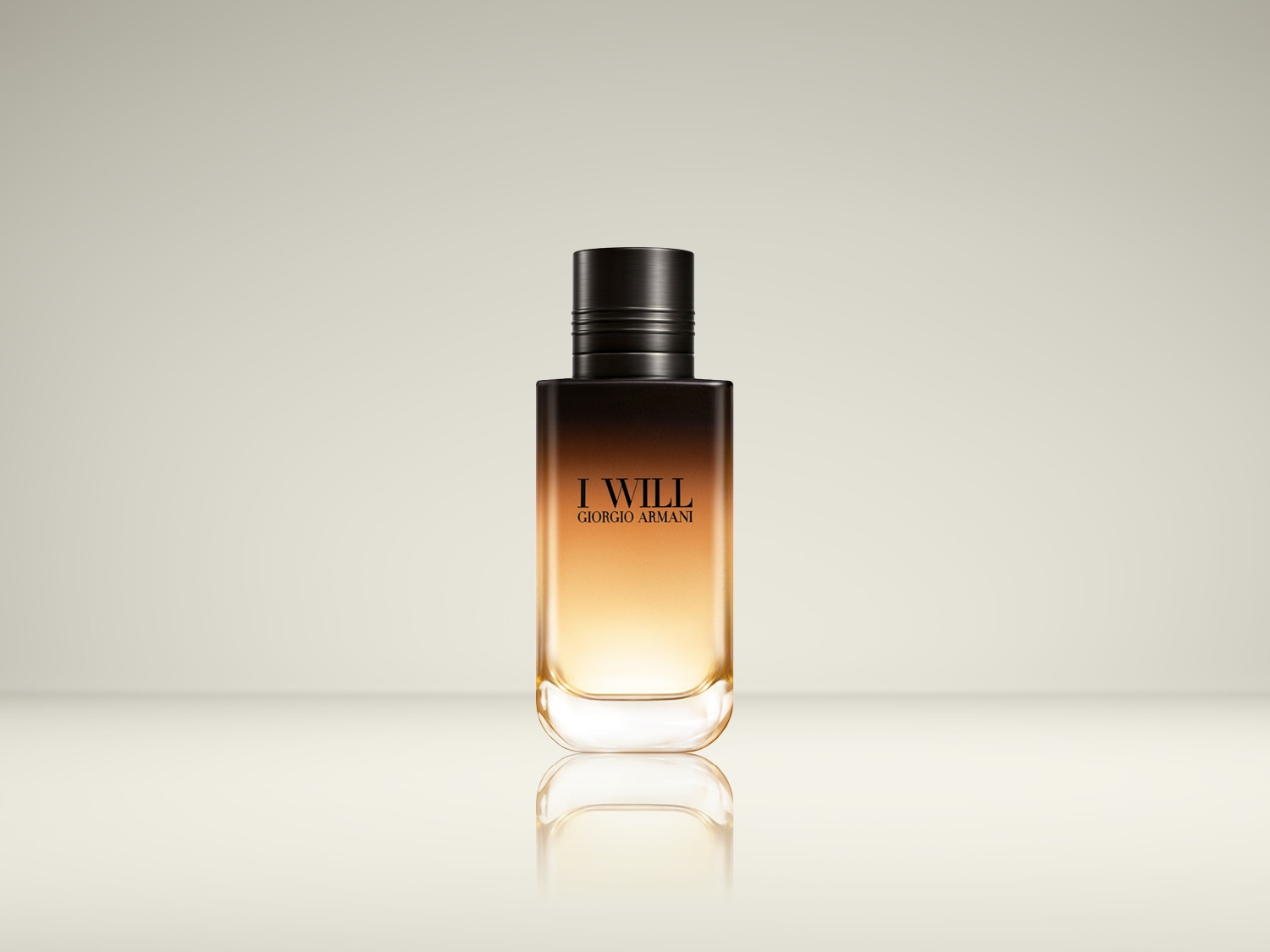 Een elegante Giorgio Armani herenparfumfles met een stijlvol bruin-naar-oranje kleurverloop, zwarte dop en de tekst I Will, nu verkrijgbaar bij Douglas.