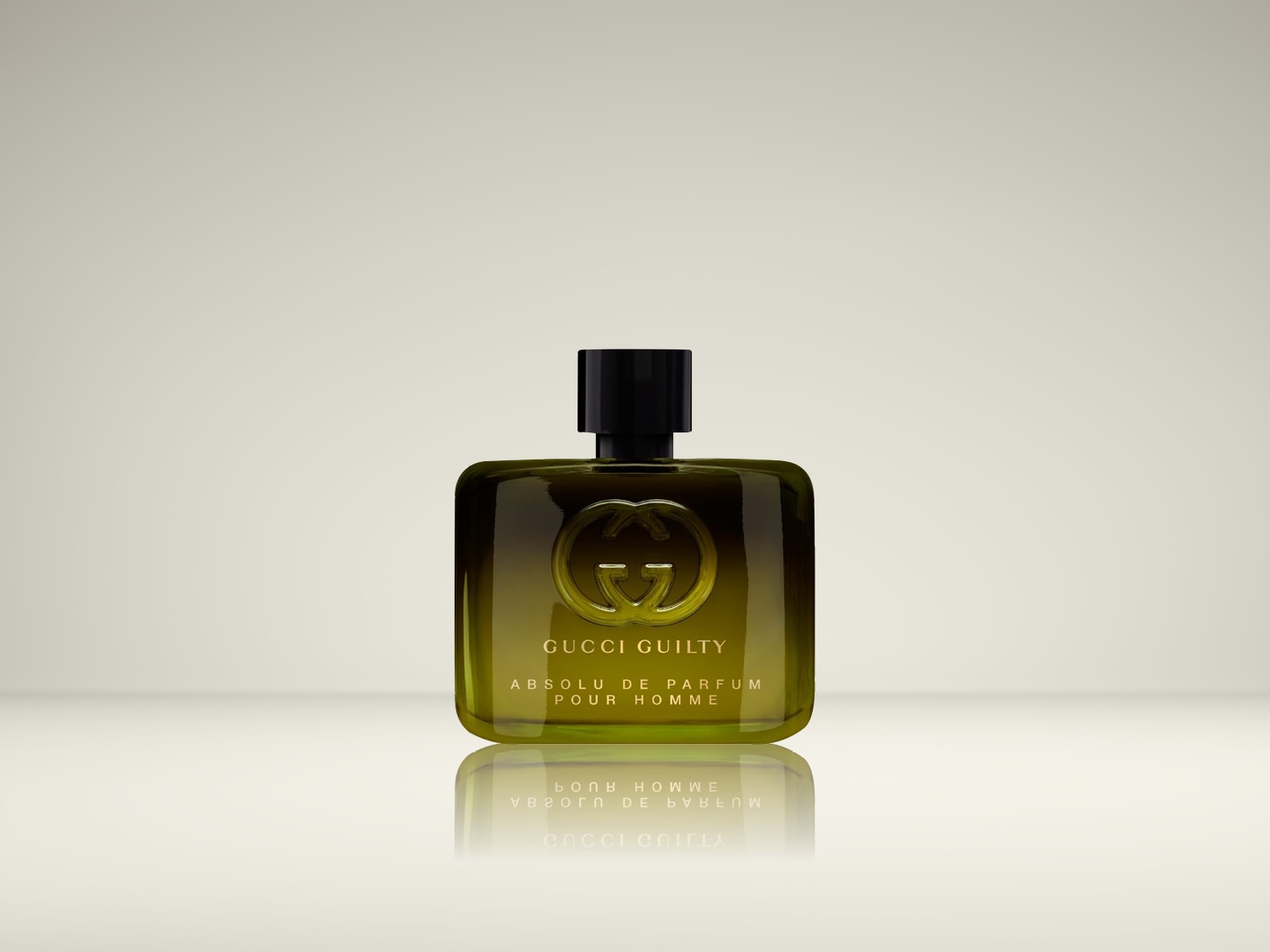 De Gucci Guilty Absolu de Parfum Pour Homme is een vierkante, olijfgroene parfumfles met een zwarte dop en het Gucci-logo in het midden, perfect voor de moderne man.