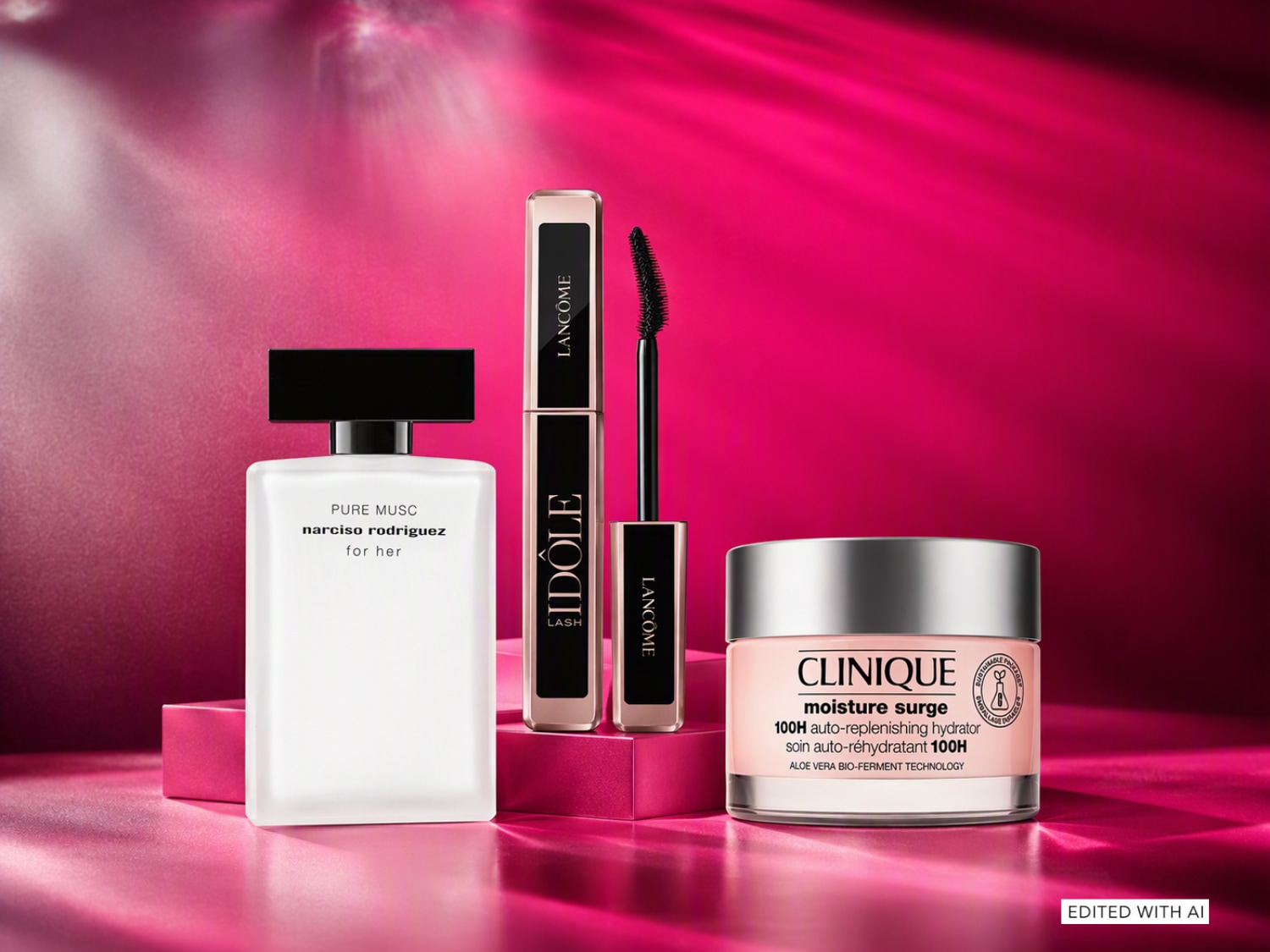 Una selezione di prodotti di bellezza di marca inclusi il profumo Pure Musc di Narciso Rodriguez, il mascara Idôle di Lancôme e la crema idratante Moisture Surge di Clinique, disposti insieme su una superficie rosa con illuminazione scenografica.