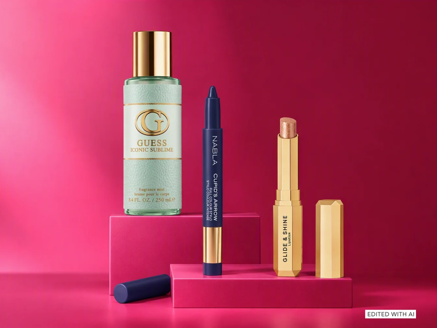 Una selezione di prodotti di bellezza, tra cui un flacone di spray per il corpo Guess Iconic Sublime verde menta, una matita occhi blu Nabla Cupid's Arrow e un rossetto Glide & Shine dorato, disposti su piedistalli fucsia contro uno sfondo rosa.