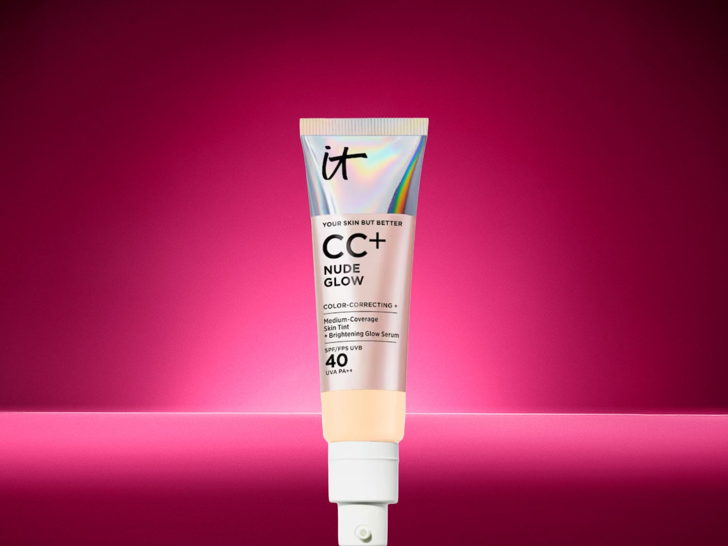 Die IT Cosmetics CC+ Nude Glow CC Cream mit SPF 40 in einer roséfarbenen Tube mit Hologramm-Verschluss und Pumpspender vor pinkem Hintergrund.