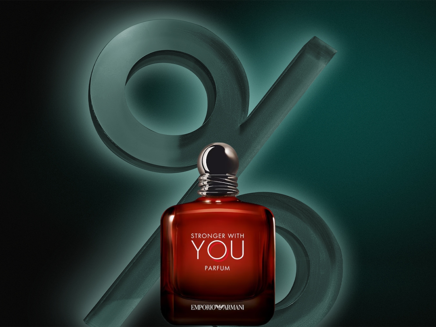 Sticla de parfum Emporio Armani Stronger With You Parfum, cu un design roșu intens și un capac rotund argintiu, este poziționată pe un fundal verde cu un simbol procentual mare. Profitați acum de oferte și cumpărați!