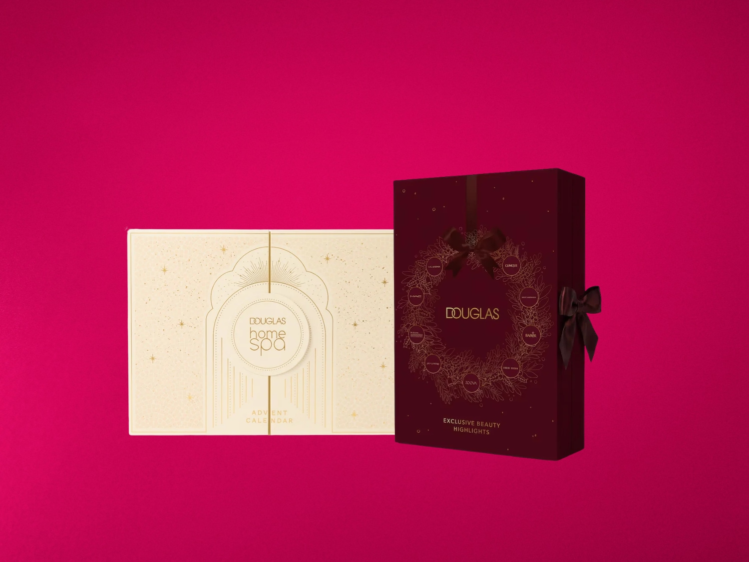 Két elegáns adventi naptár látható rózsaszín háttér előtt: balra egy krémszínű, csillagmintás Douglas Home Spa, jobbra pedig egy sötétbordó, masnis Exclusive Beauty Highlights doboz.