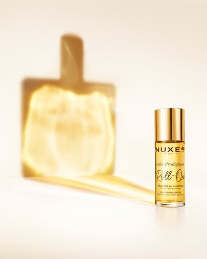 Das NUXE Huile Prodigieuse® Roll-on Flakon.