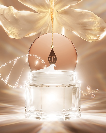 Werbebanner mit mittig platziertem geöffnetem Creme-Tiegel und schwebendem Serum-Applikator. Warme gold-beige Lichtreflexe und fließende Stoffelemente verleihen dem Bild ein luxuriöses, elegantes Design.