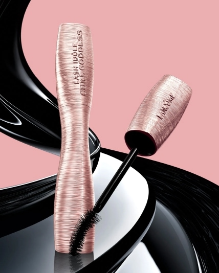 Maskara Lancôme Lash Idôle Curl Goddess na różowym tle