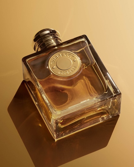 Burberry Goddess Parfumflakon liegend auf goldenem Hintergrund.	 	 	 	 	 	 	 	 	 	 	